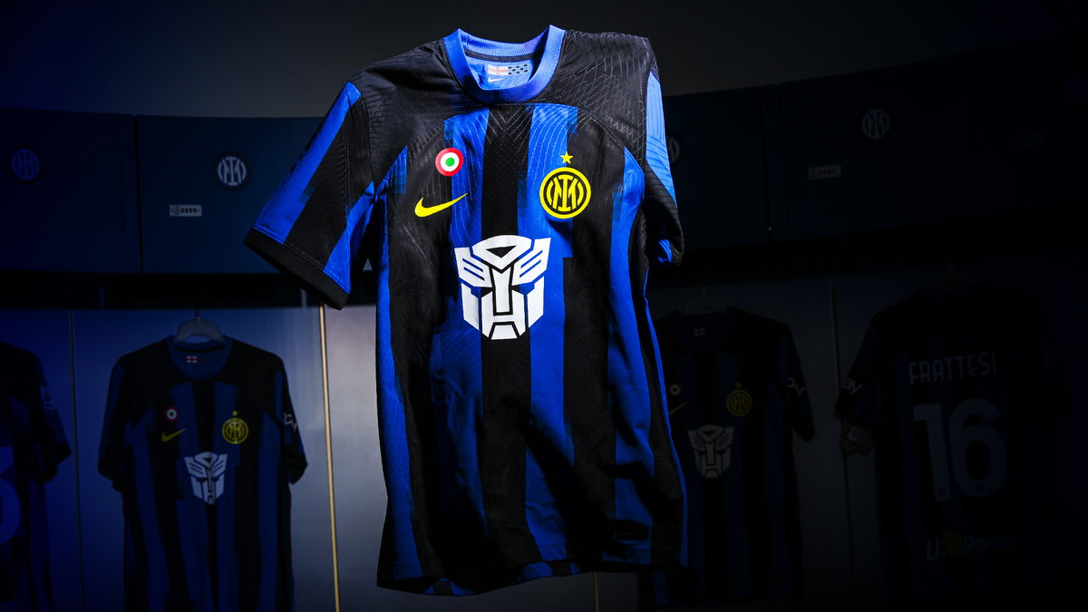 Immagine di Inter in campo con una maglia in edizione limitata a tema Transformers