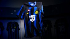 Copertina di Inter in campo con una maglia in edizione limitata a tema Transformers