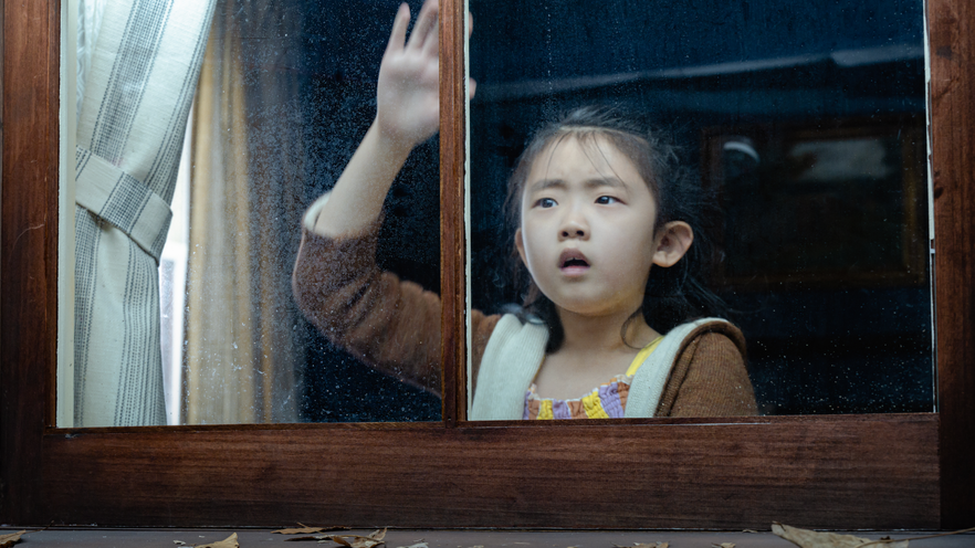 Come finisce Bussano alla porta, la spiegazione dell’apocalittico finale del film