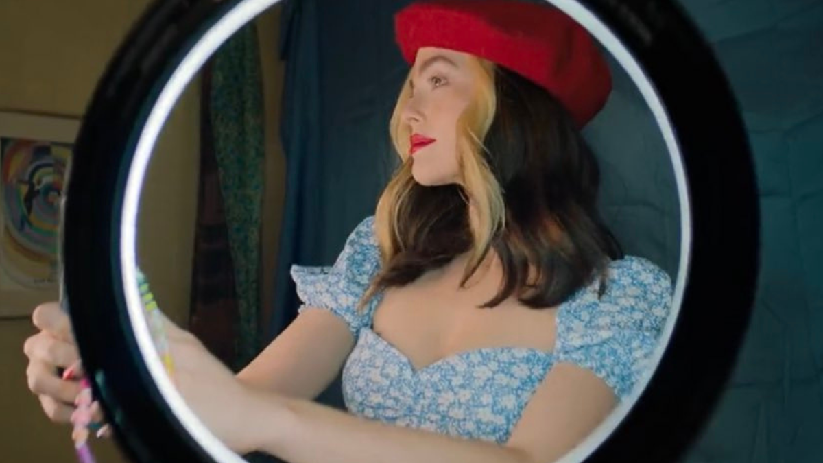 Immagine di Non sopportate Emily in Paris? Zoey Deutch in Not Okay è anche peggio!