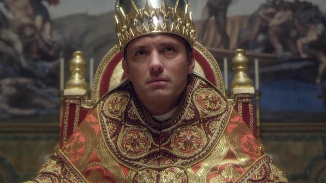 Copertina di Jude Law in costume a Venezia sul set di The New Pope manda in tilt i social