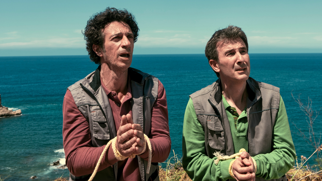 Copertina di Incastrati, la recensione: Ficarra e Picone si misurano con il genere crime senza abbandonare la loro comfort zone