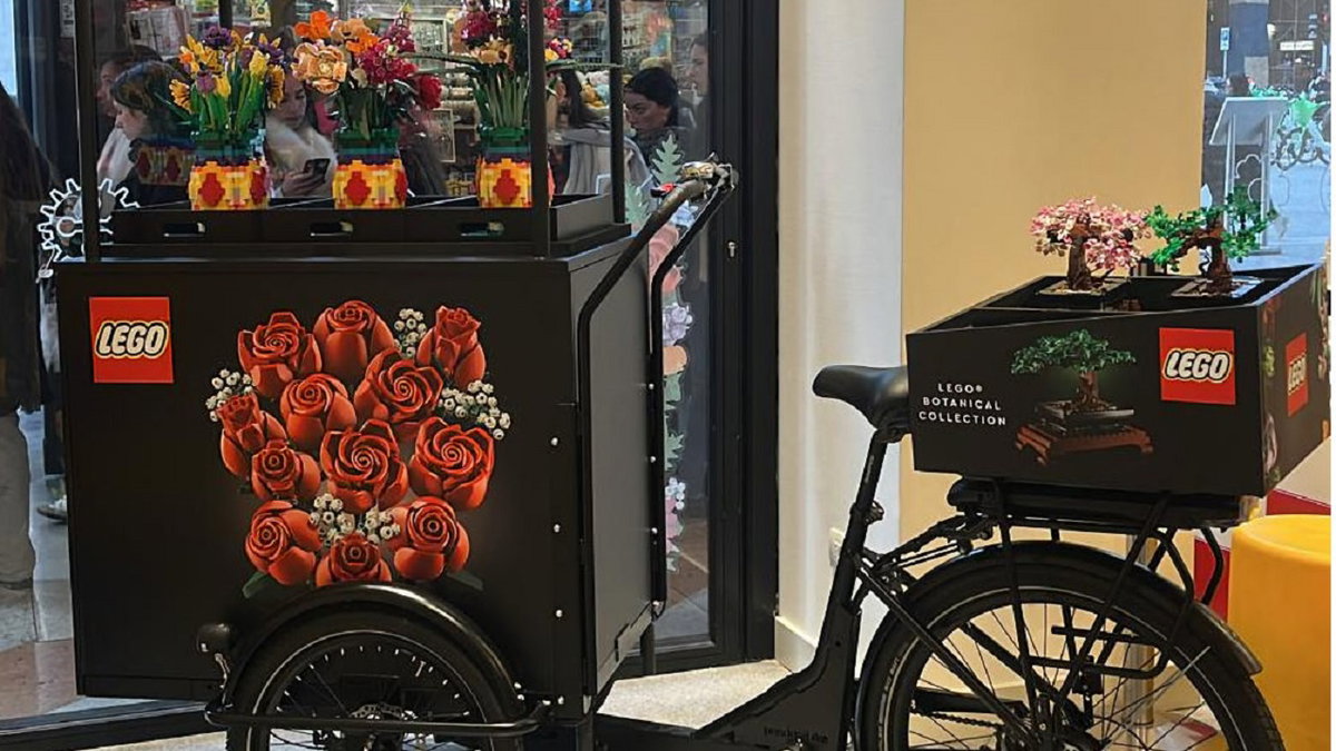 Immagine di LEGO Italia celebra San Valentino con una bici molto speciale