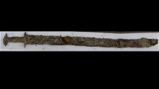 Copertina di Bambina di 8 anni recupera un'antica spada da un lago svedese