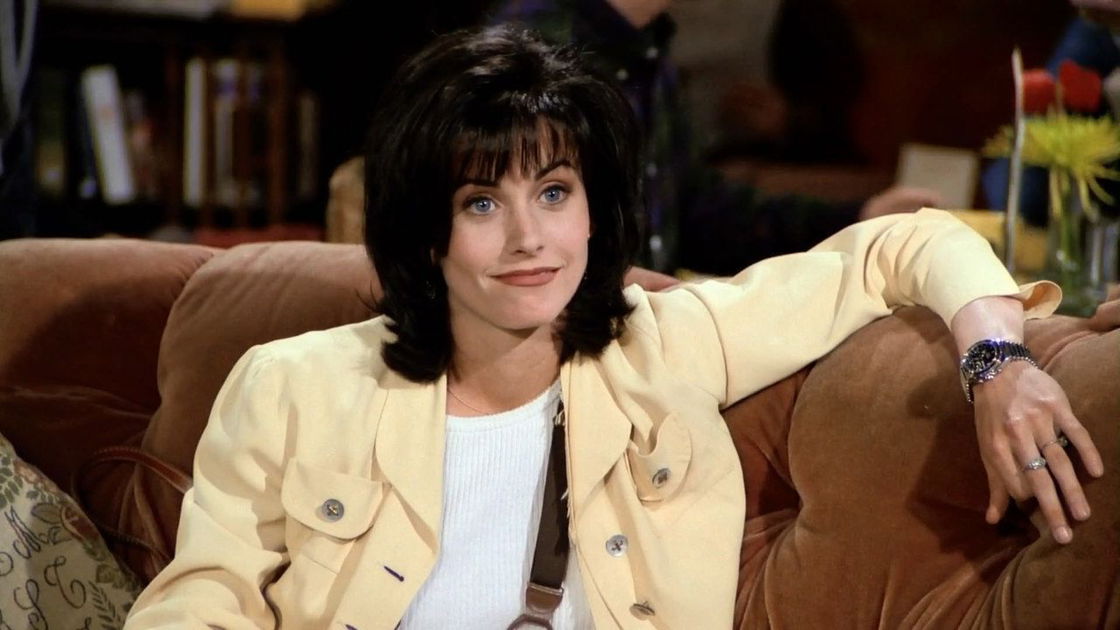 Copertina di Courteney Cox fallisce il quiz su Friends e si dà al bingewatching della serie