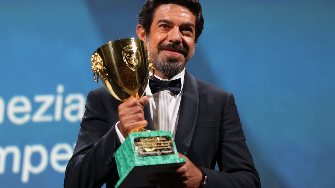 Copertina di Tutto come da pronostico: Nomadland di Chloé Zhao vince il Leone d'Oro, premi italiani per Favino e Castellitto jr