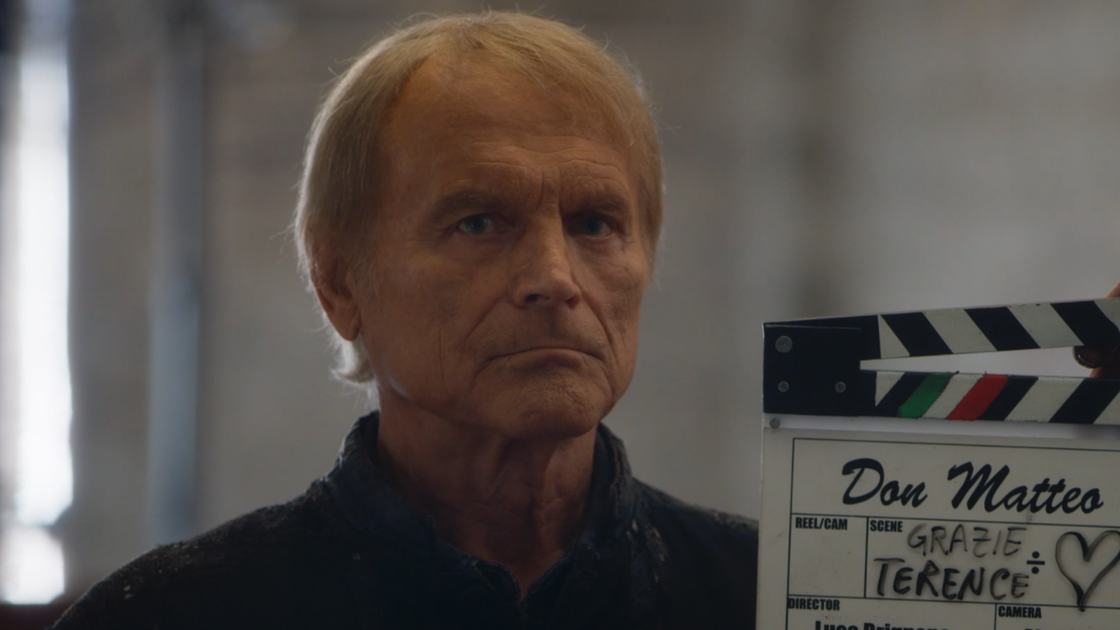 Copertina di Don Matteo 13, l'addio di Terence Hill al ruolo: cosa succederà? Il video con le anticipazioni dell'ultimo ciak sul set