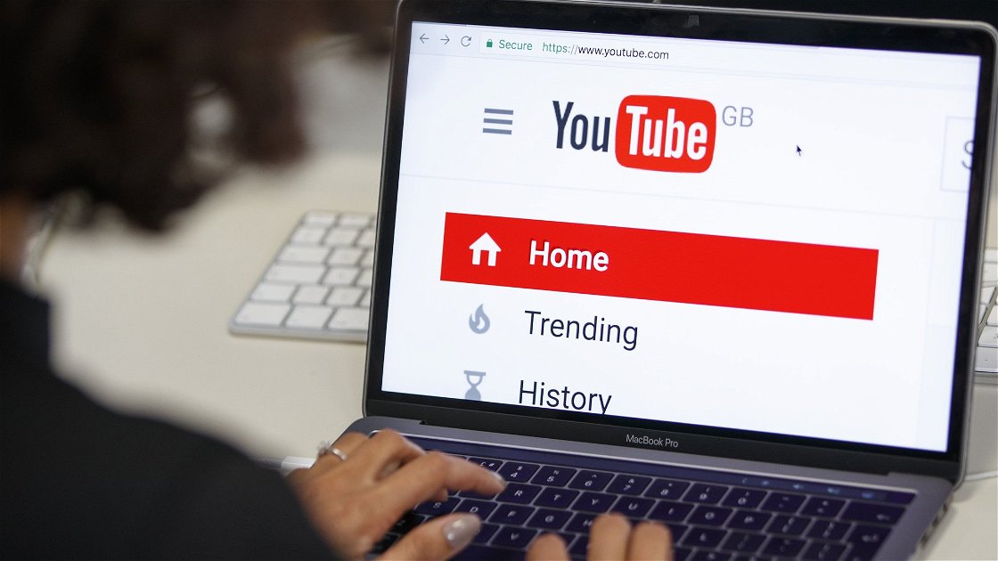 Copertina di YouTube cancella i video che aiutano gli studenti a copiare