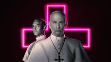 Copertina di The New Pope arriva anche al cinema con 2 episodi a settimana: il calendario (e la nuova clip)