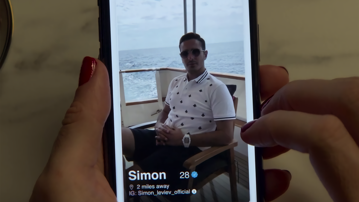 Immagine di Il truffatore di Tinder, è tutto vero quello che si vede nel docufilm Netflix?
