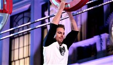 Copertina di Stephen Amell diventa Oliver Queen per American Ninja Warrior