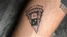 Copertina di Si tatuano il logo della catena Domino's per avere pizza gratis a vita