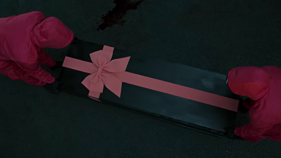 Copertina di Squid Game: perché le bare dei giocatori hanno un fiocco rosa? La risposta del regista