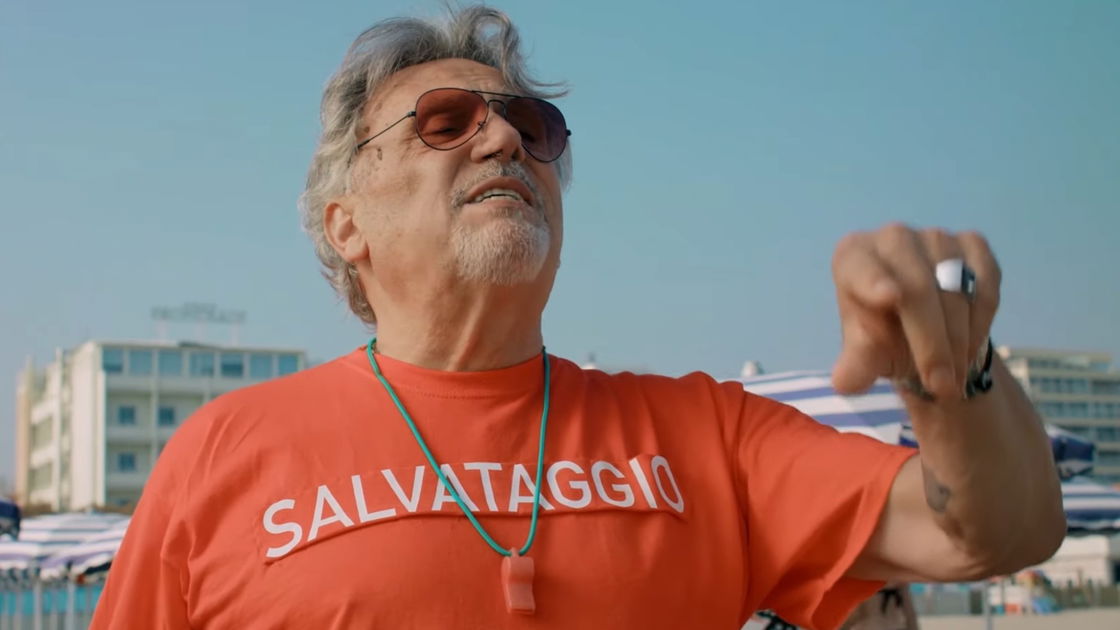 Copertina di Sotto il sole di Riccione, da canzone a film Netflix