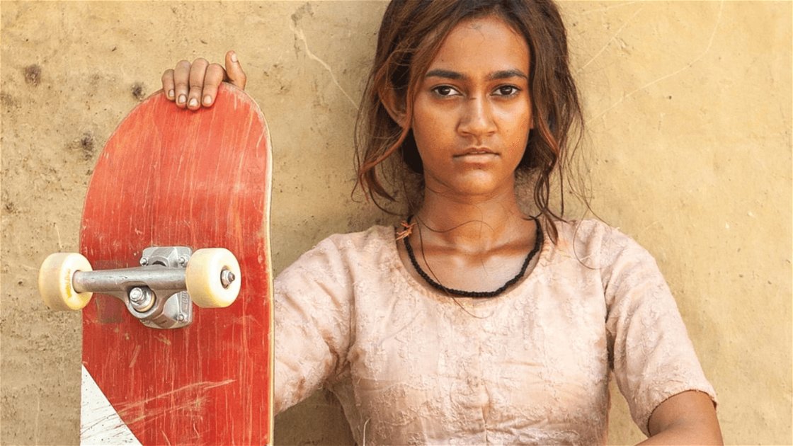 Copertina di Skater Girl: cosa sappiamo del film Netflix ambientato in India, che racconta l'amore per lo skateboard