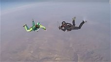 Copertina di Si lancia da 25mila piedi senza paracadute: illeso [VIDEO]