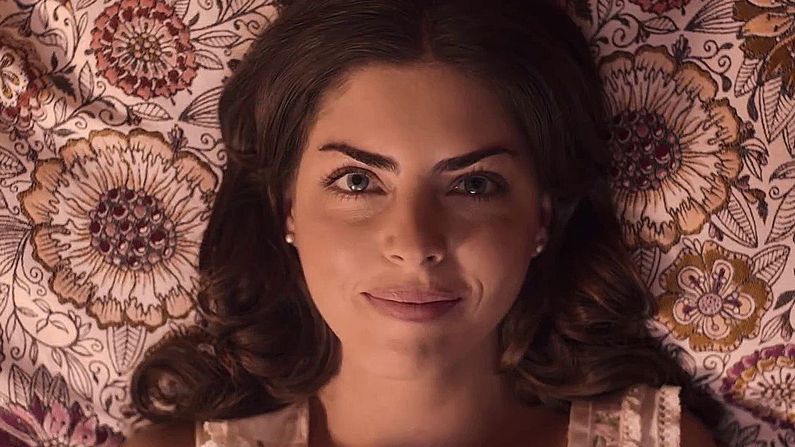 Copertina di La Casa de las Flores dice addio agli spettatori con la terza stagione: ecco l'irriverente trailer finale