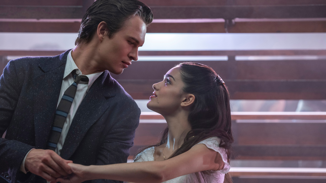Copertina di West Side Story, la recensione: Steven Spielberg evita l'effetto remake