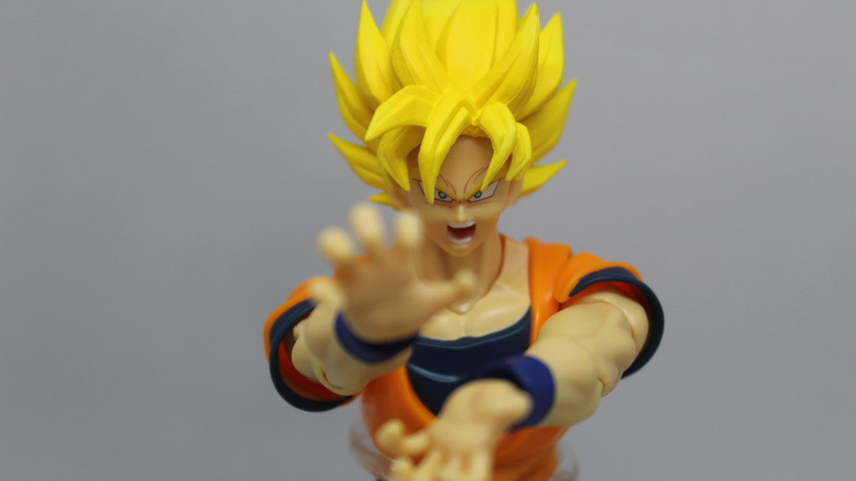 Immagine di Son Goku Super Saiyan Full Power, recensione dell'iconica figure di Bandai