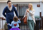 Copertina di Claire Danes (Homeland) e Jim Parsons (The Big Bang Theory) accompagnano una bimba a scuola