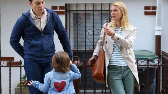 Copertina di Claire Danes (Homeland) e Jim Parsons (The Big Bang Theory) accompagnano una bimba a scuola