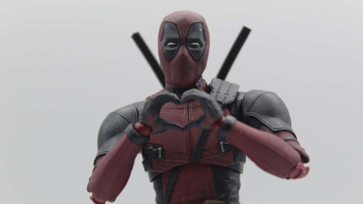 Immagine di Deadpool SH Figuarts, recensione: il mercenario chiaccherone entra in azione