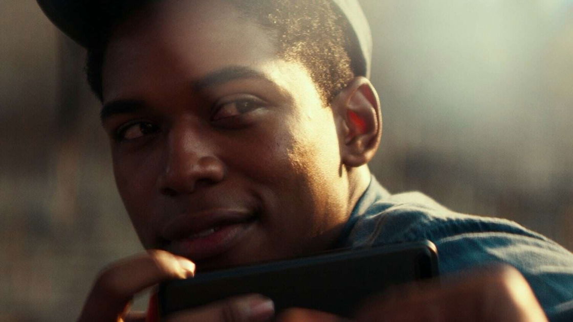Copertina di Monster, il trailer italiano del film Netflix con Kelvin Harrison Jr. e Jennifer Hudson
