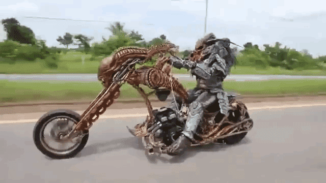 Copertina di Il Predator con la sua motocicletta-xenomorfo è virale [VIDEO]