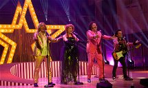 Copertina di Sanremo 2020: il cast de La mia banda suona il pop sul palco [VIDEO]