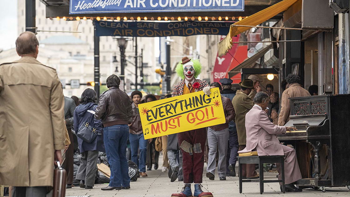 Copertina di Todd Phillips nega la presenza di Easter Egg in Joker (e risponde alle teorie sugli orologi)