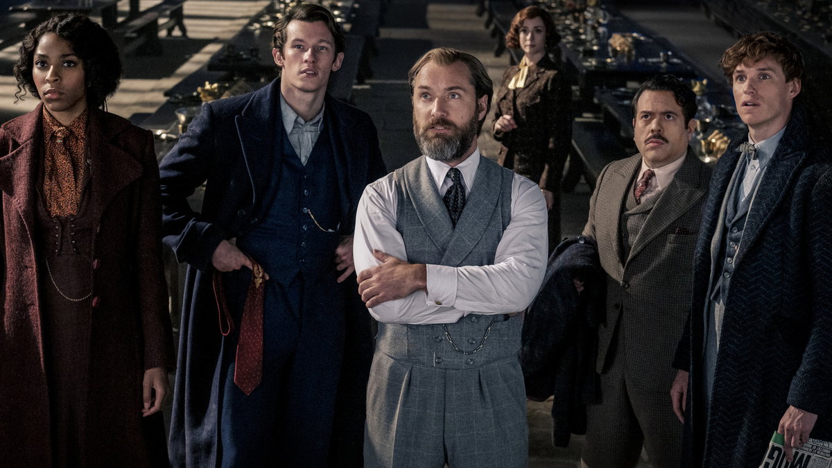 Immagine di Animali fantastici - I segreti di Silente, la recensione: Mads Mikkelsen e Steve Kloves ci mettono una toppa