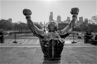 Copertina di La statua di Rocky torna a vegliare sulla scalinata di Philadelphia