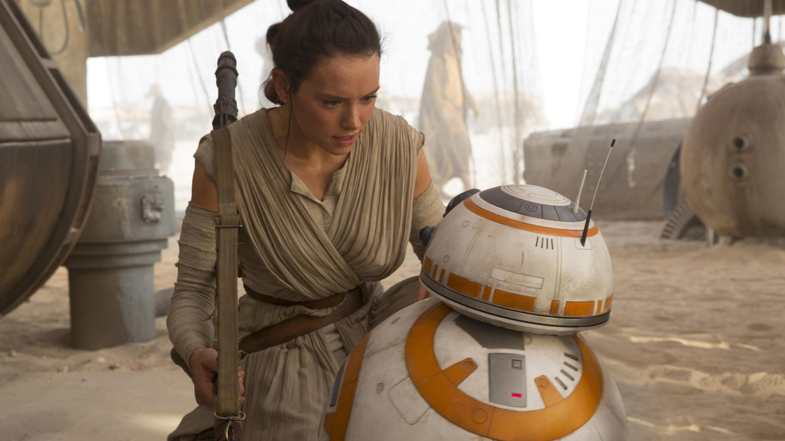 Copertina di Star Wars: la spada laser di Rey mostrata nel dettaglio offre nuove informazioni