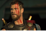 Copertina di Thor: Love and Thunder, la foto dal set con Matt Damon e Luke Hemsworth