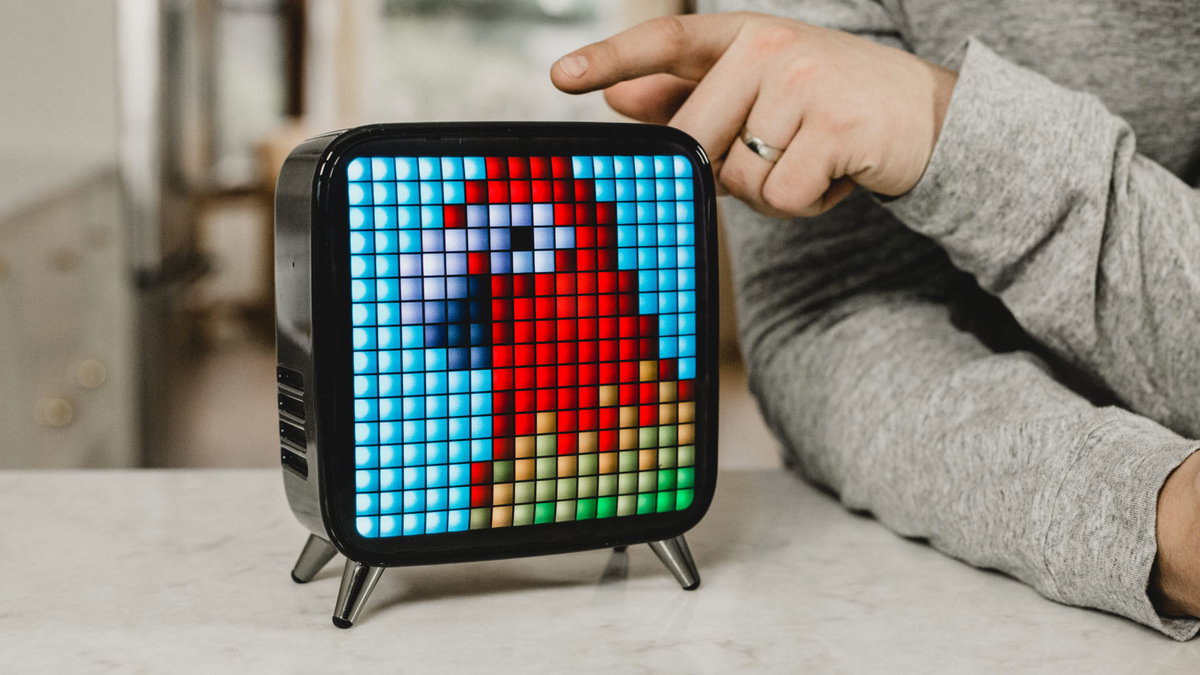 Immagine di Questo smart speaker sembra un televisore, ed è anche animato! IMPERDIBILE!