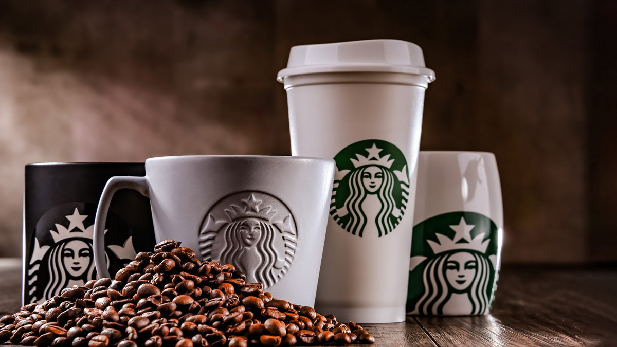 Immagine di Starbucks presenta tazze e bicchieri per San Valentino e il Capodanno Lunare