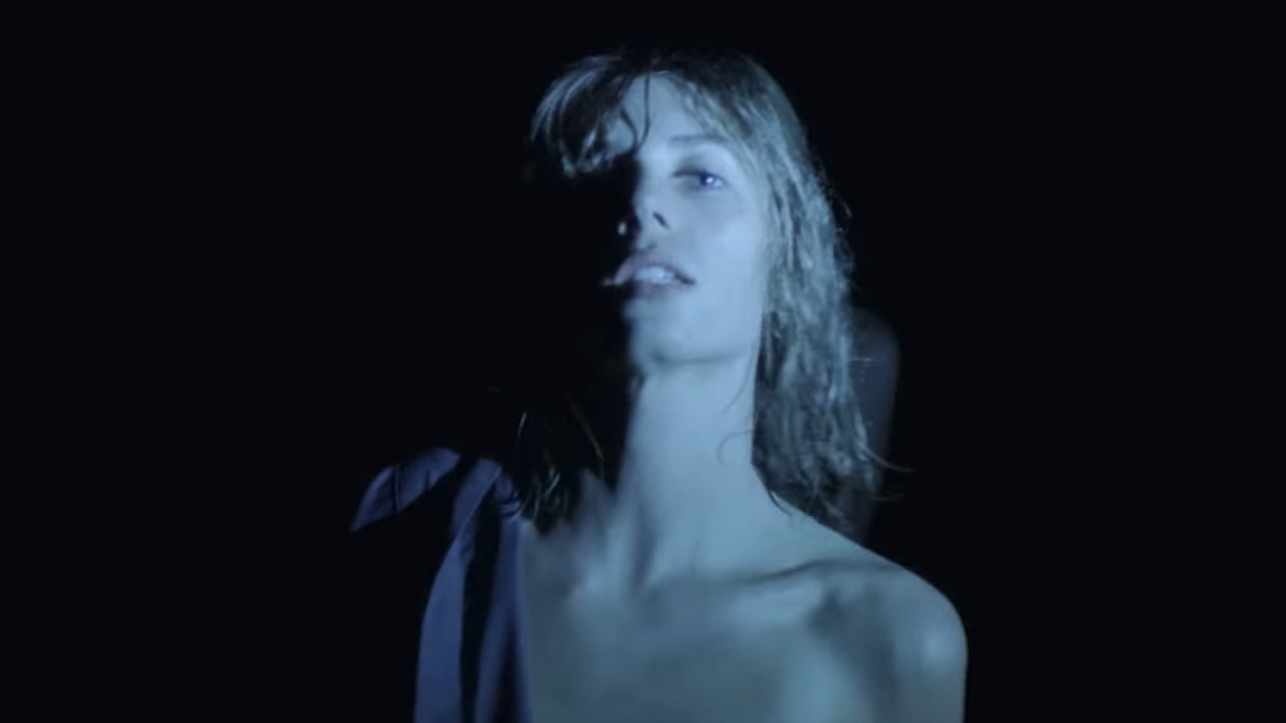 Immagine di Da attrice in Stranger Things a cantante in un video esplicito [GUARDA]