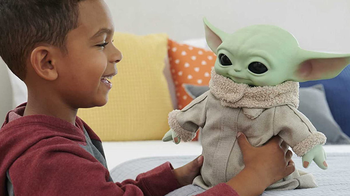 Immagine di Questo pupazzo di Baby Yoda è bellissimo! Parla, chiude gli occhi e costa solo 22€!