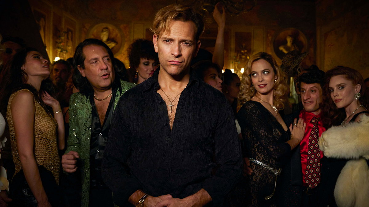 Immagine di Alessandro Borghi è Rocco Siffredi in SuperSex, la serie Netflix si mostra nelle prime immagini