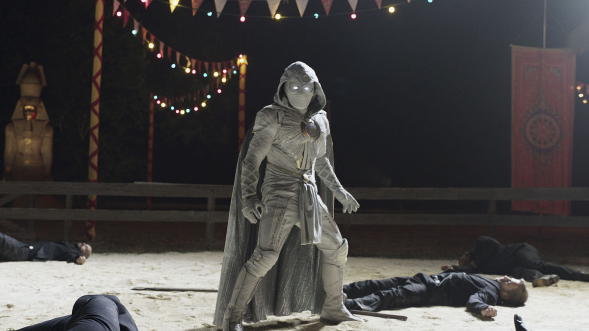 Immagine di Moon Knight, la nuova serie Marvel con Oscar Isaac, è su Disney+: vale la pena vederla?