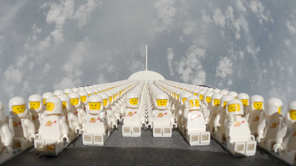 Immagine di Mille Minifig LEGO sono state mandate nello spazio [VIDEO]