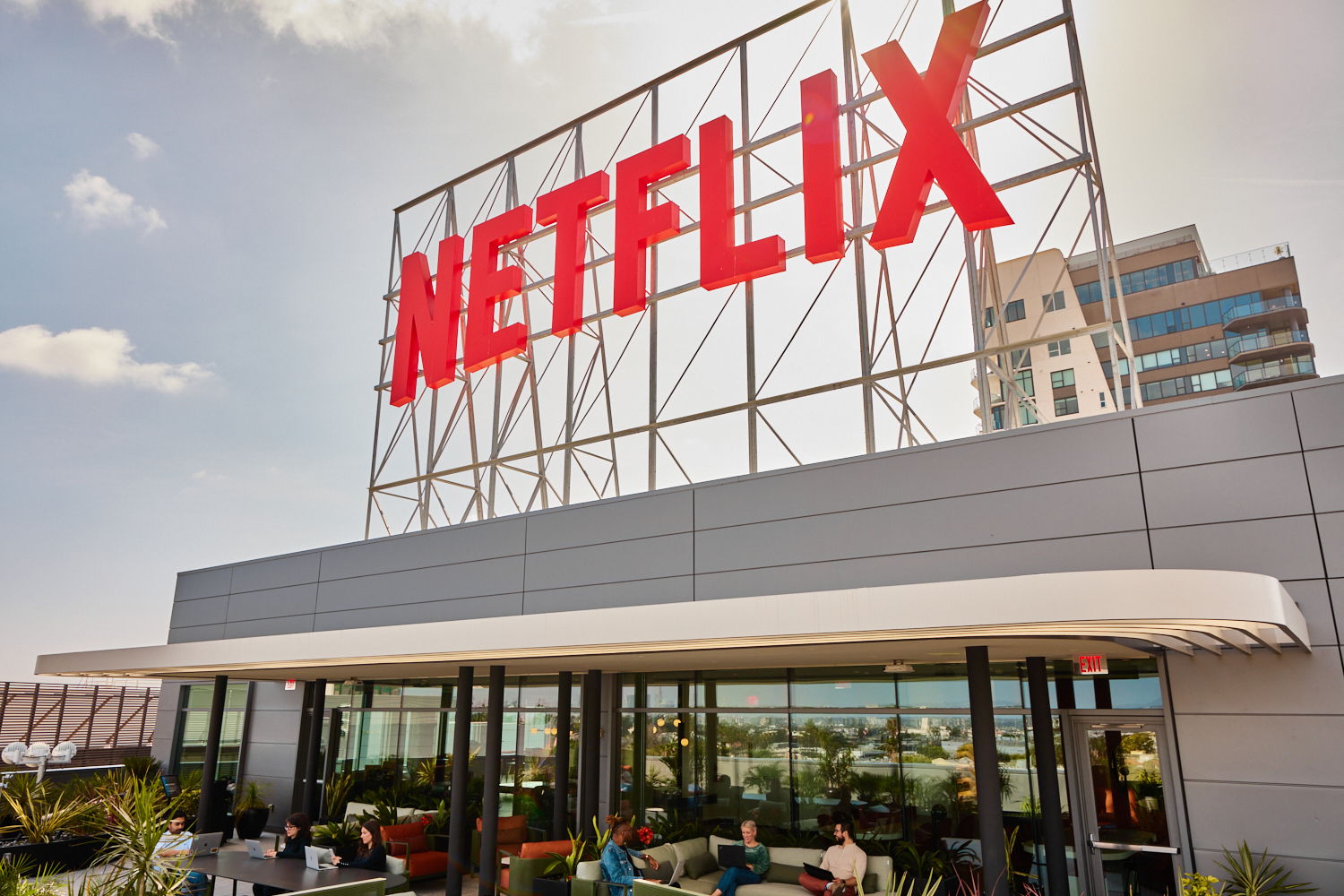 Immagine di Netflix licenzia altre 300 persone (ma continua a investire)