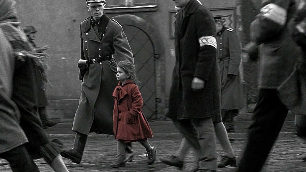 Immagine di La bimba col cappotto rosso di Schindler’s List sta aiutando i rifugiati ucraini a fuggire dalla guerra
