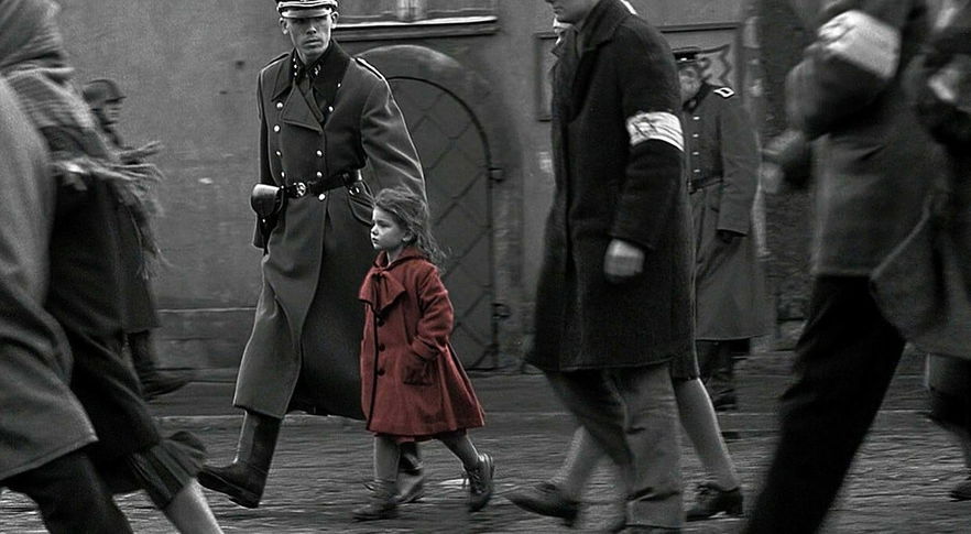 La bimba col cappotto rosso di Schindler’s List sta aiutando i rifugiati ucraini a fuggire dalla guerra