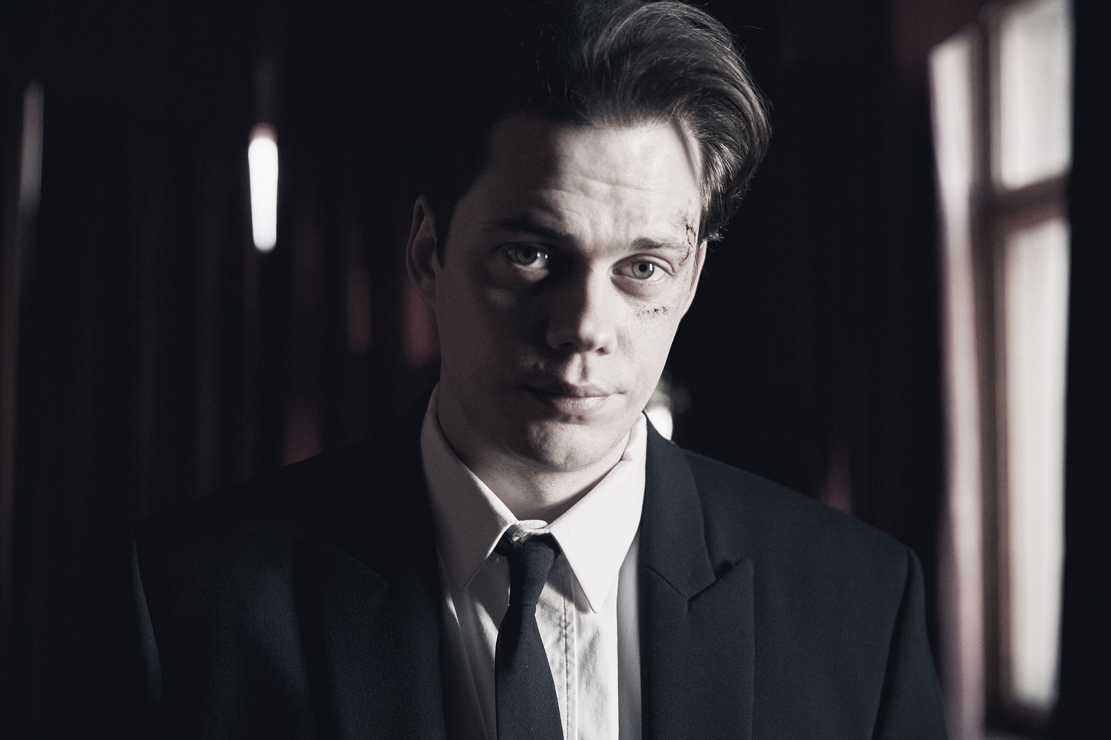 Immagine di Clark, nel trailer della serie Netflix Bill Skarsgård è l'uomo della Sindrome di Stoccolma