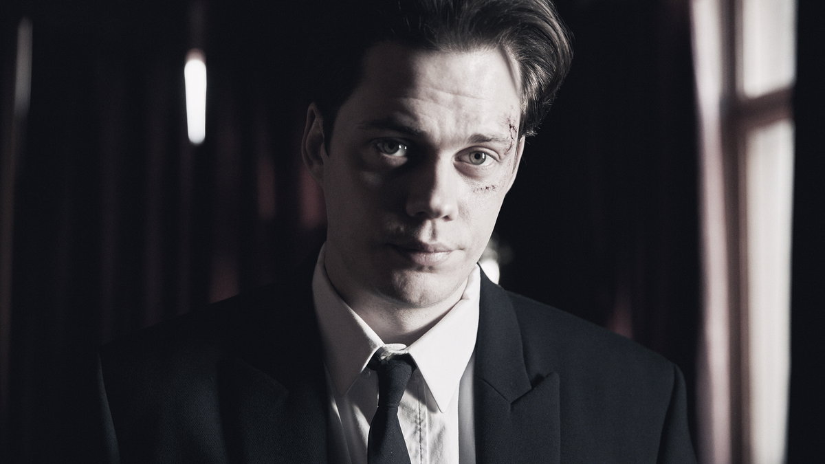 Immagine di Clark, nel trailer della serie Netflix Bill Skarsgård è l'uomo della Sindrome di Stoccolma