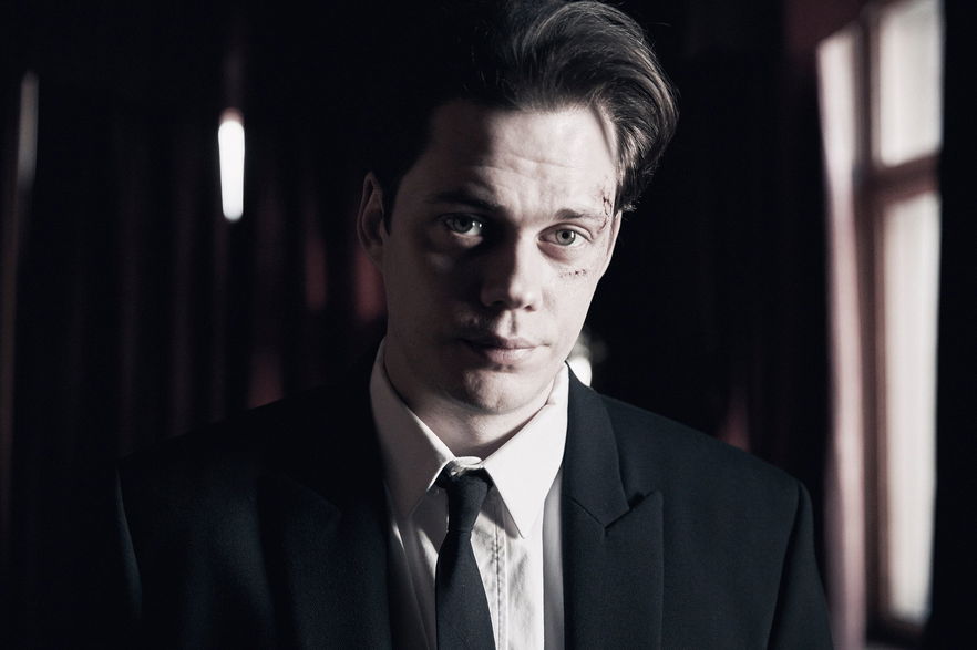 Clark, nel trailer della serie Netflix Bill Skarsgård è l'uomo della Sindrome di Stoccolma