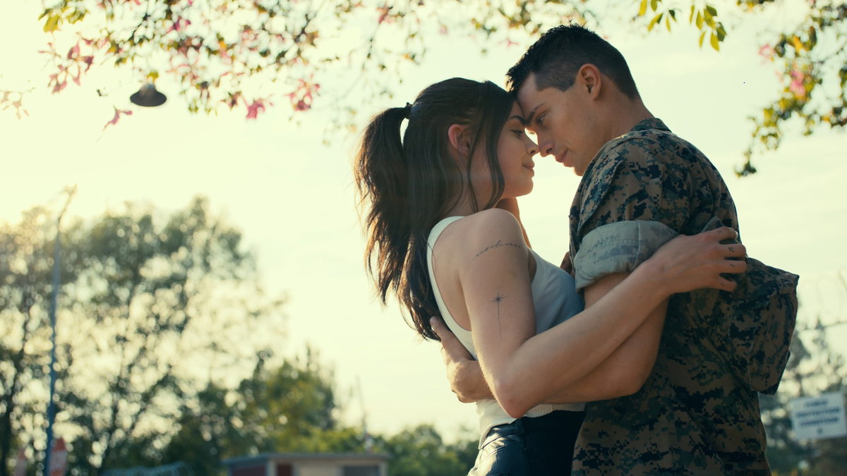 Immagine di Purple Hearts di Netflix accusato di essere razzista e misogino, i filmaker lo difendono